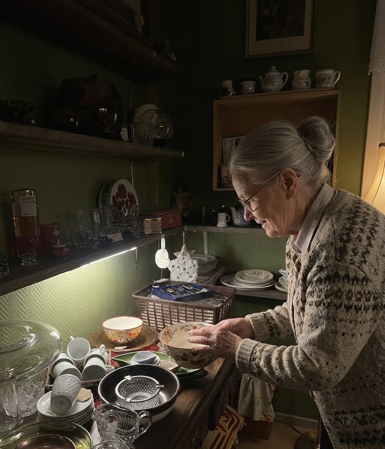 Posliinia ja nostalgisia kodin esineitä Mummin Kammarissa